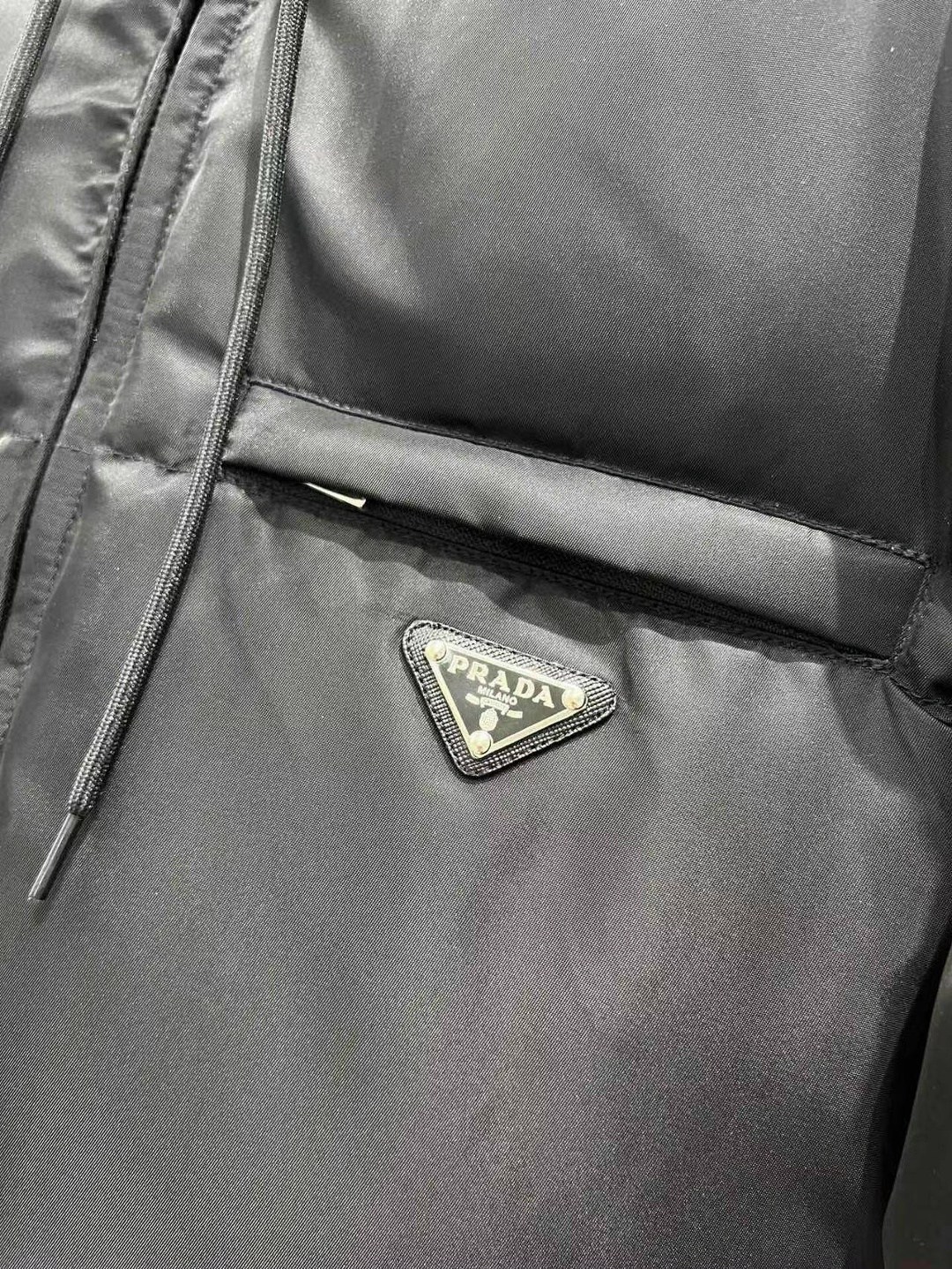 пуховик prada,пуховик prada женский,пуховик прада,куртка prada,женский черный пуховик prada арт 7m532