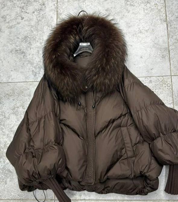 женская куртка-пуховик на белом утином пуху с натуральным мехом енота,женский пуховик на утином пуху с большим воротником из меха енота,модная куртка из гусиного пуха с воротником из меха енота,женски