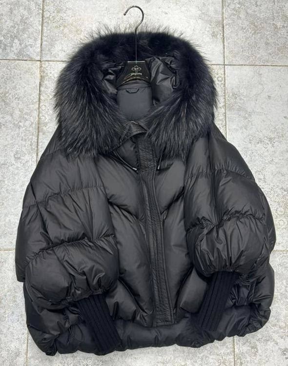 женская куртка-пуховик на белом утином пуху с натуральным мехом енота,женский пуховик на утином пуху с большим воротником из меха енота,модная куртка из гусиного пуха с воротником из меха енота,женски