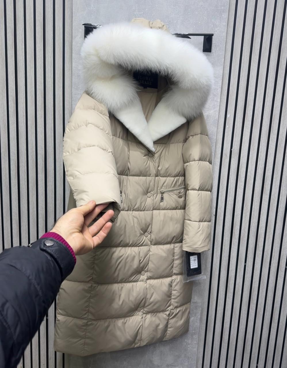 длинный пуховик max mara с меховой опушкой,пуховик max mara,пуховик,пуховик женский,женский пуховик средней длины с меховым воротником