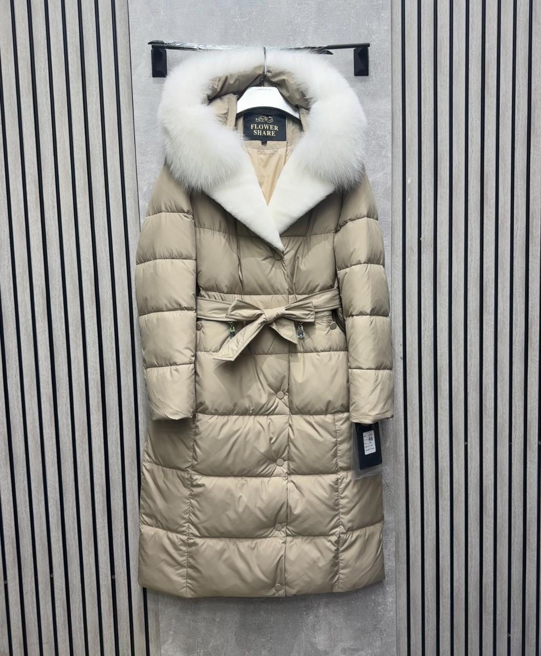 длинный пуховик max mara с меховой опушкой,пуховик max mara,пуховик,пуховик женский,женский пуховик средней длины с меховым воротником