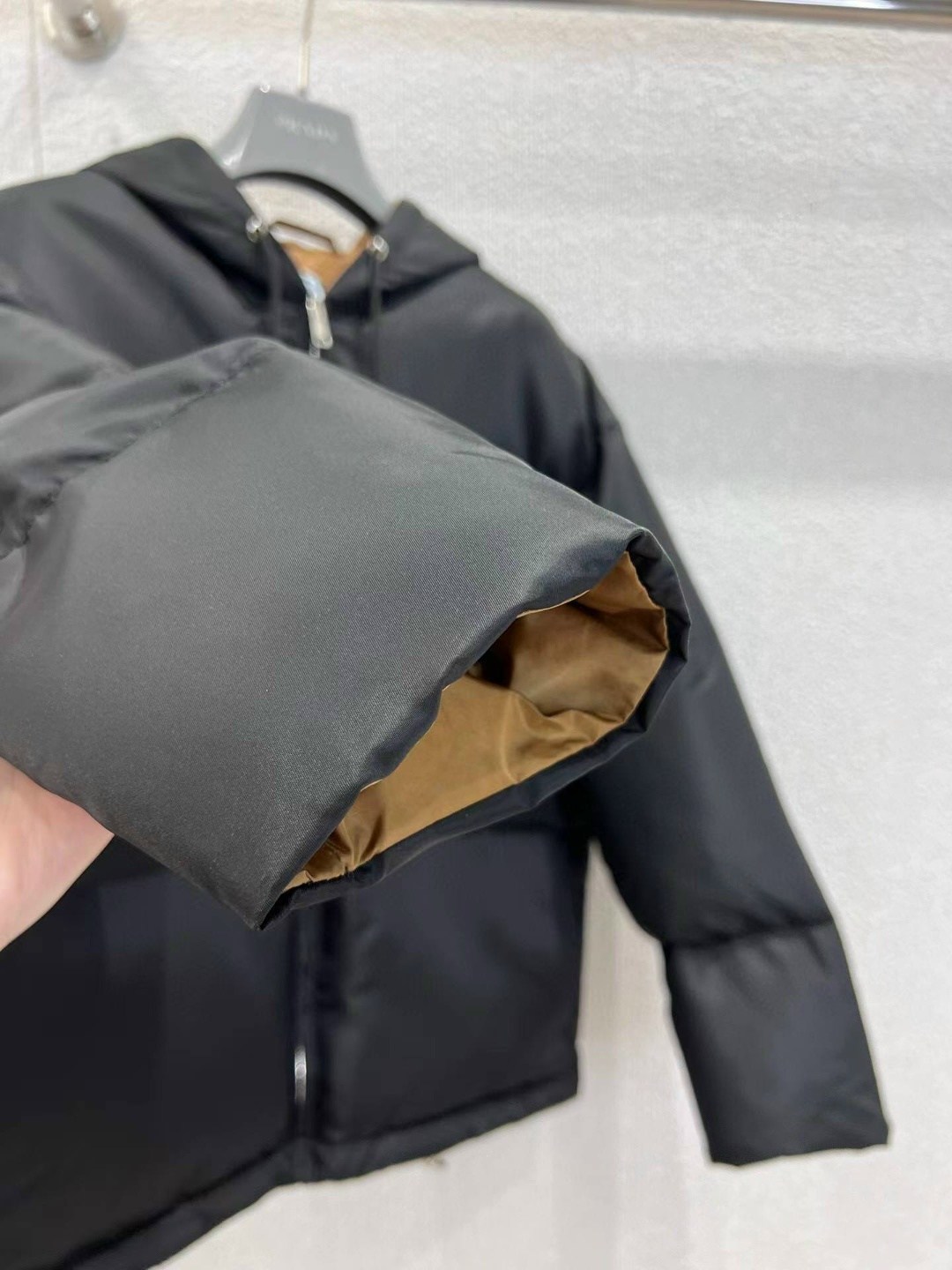 пуховик prada,пуховик prada женский,пуховик прада,куртка prada,женский черный пуховик prada арт 7m532