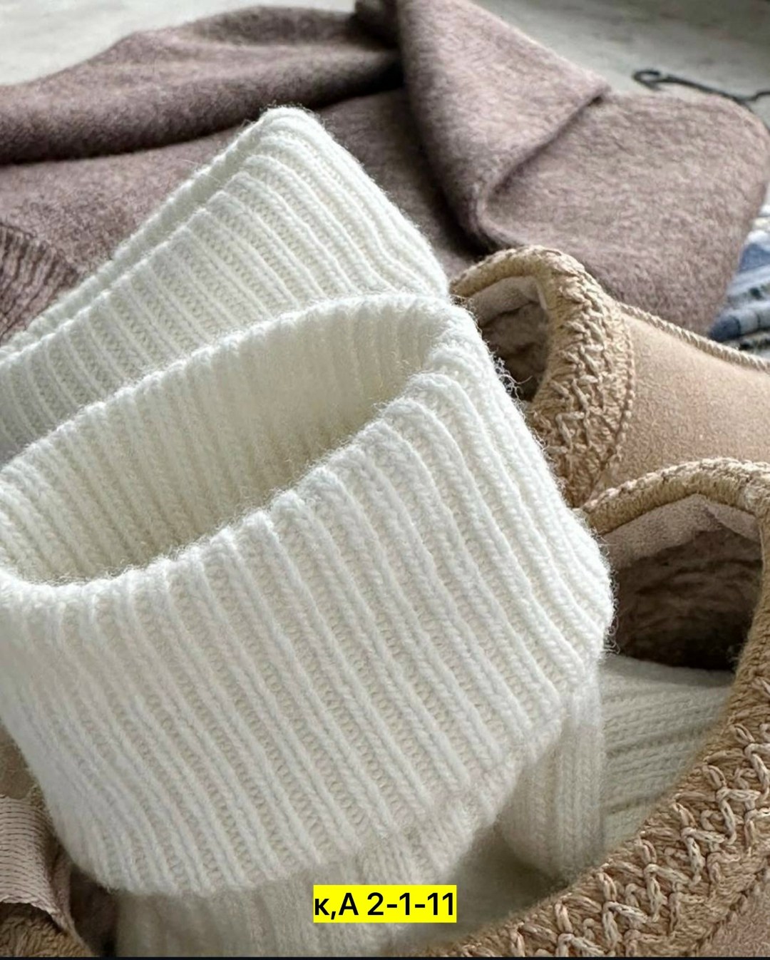 свитер,вязаный трикотаж изделия,свитер с воротником,вязаный трикотаж,женский вязаный свитер