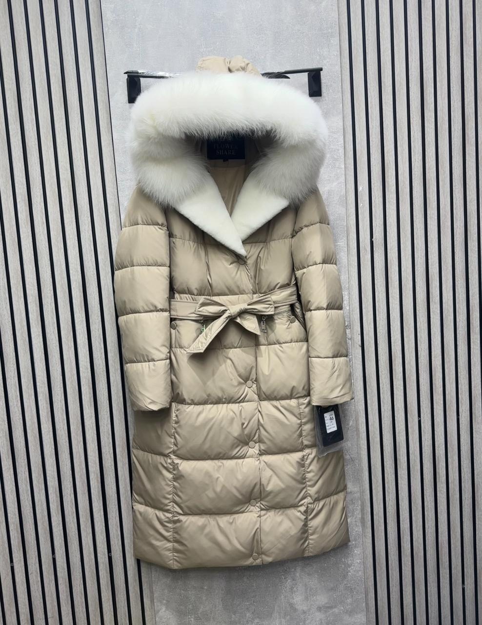 длинный пуховик max mara с меховой опушкой,пуховик max mara,пуховик,пуховик женский,женский пуховик средней длины с меховым воротником