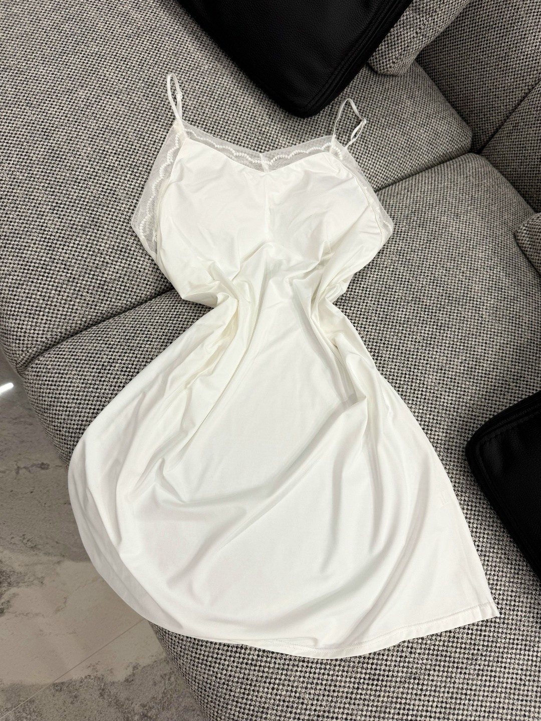 девушка,пеньюар для невесты,халат с перьями,фотомодель брюнетка,ночная сорочка