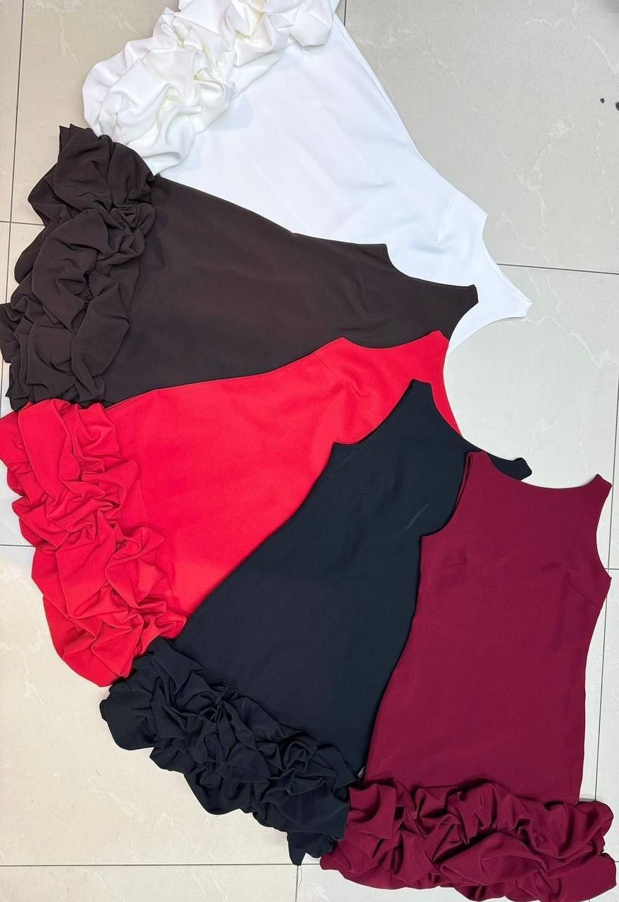 платье с рюшами,черное короткое платье с оборками,платье с оборками,платье с воланами,черное платье с оборкой внизу