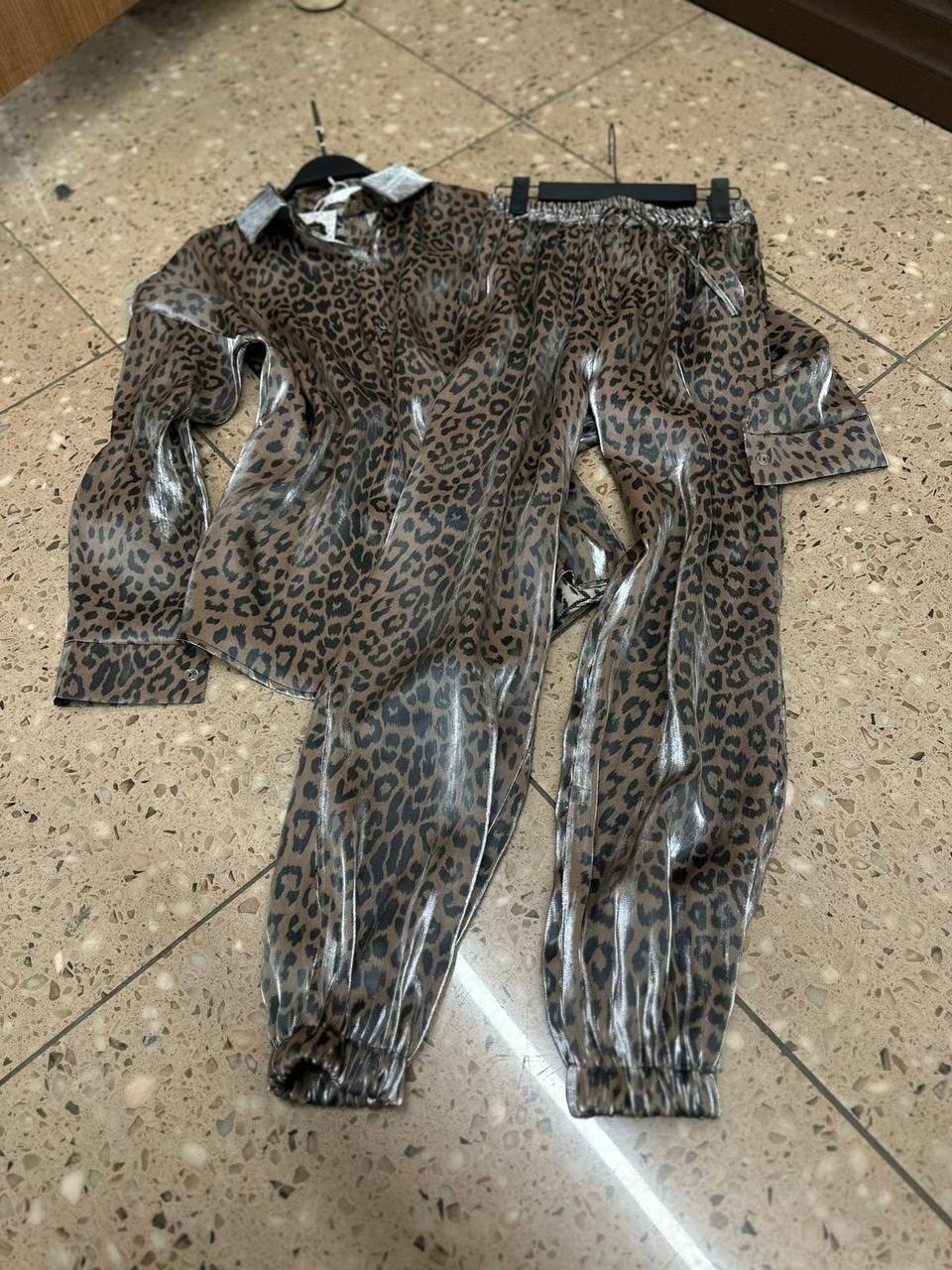 женская повседневная рубашка с леопардовым,костюм женский леопард,леопардовые костюмы,женская шифоновая рубашка с леопардовым принтом,леопардовый костюм женский