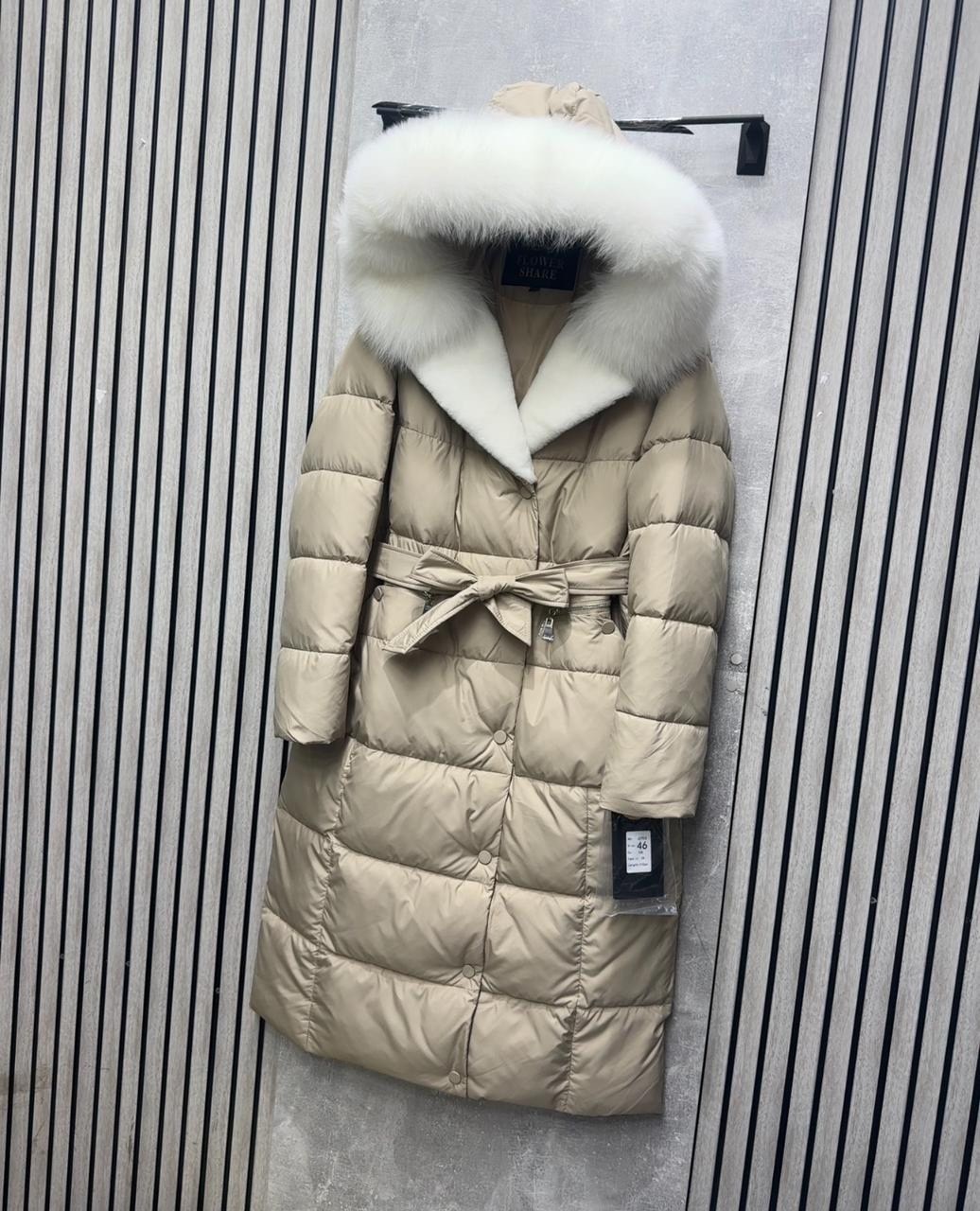 длинный пуховик max mara с меховой опушкой,пуховик max mara,пуховик,пуховик женский,женский пуховик средней длины с меховым воротником