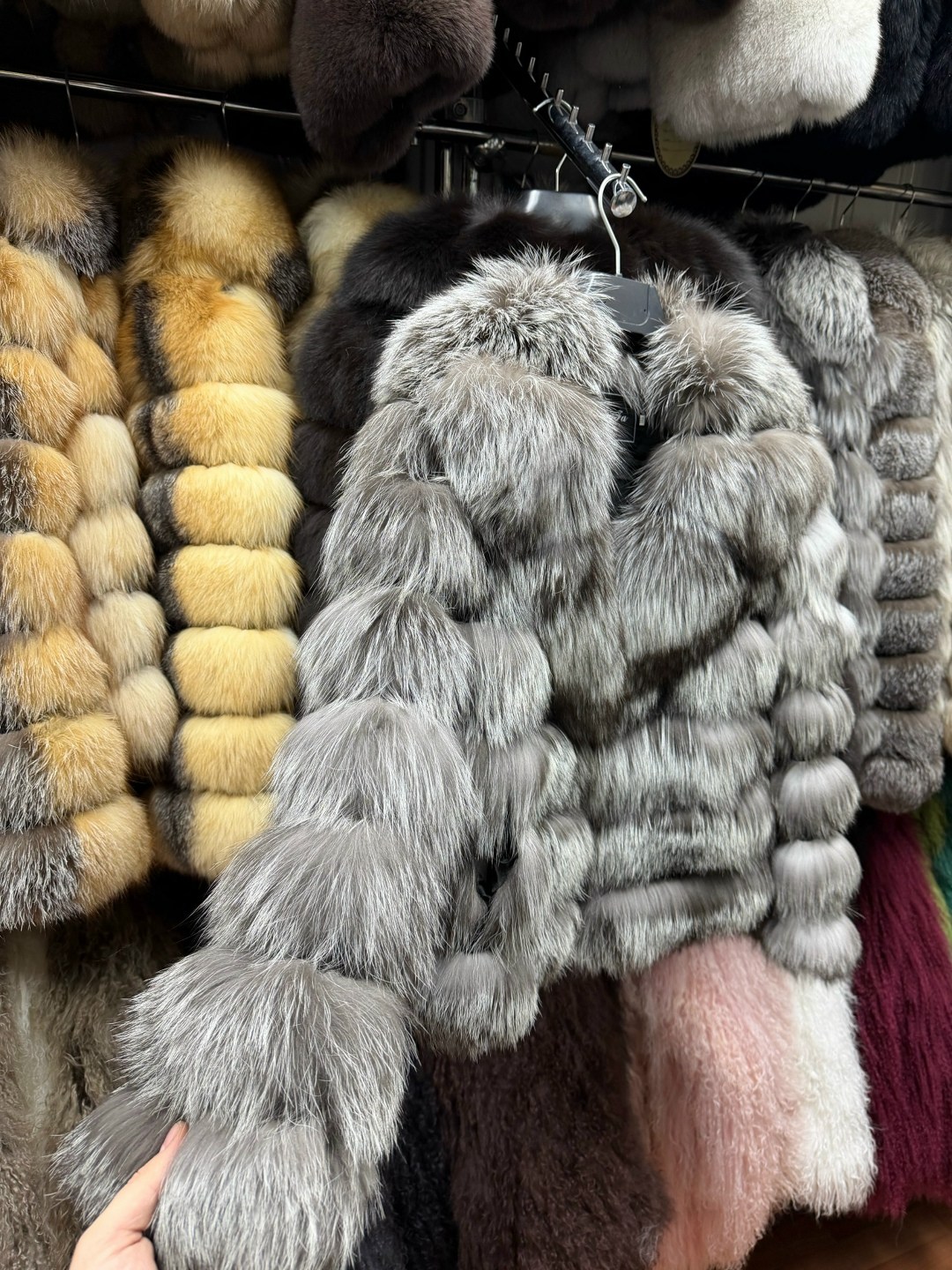 шуба из песца,женское короткое меховое пальто из лисьего меха,шуба песец,шуба чернобурка,полушубок из чернобурой лисы