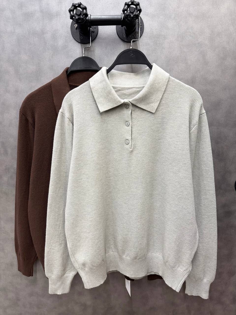 свитер прямого кроя,свитер с воротником поло,одежда повседневная,широкие джинсы,комплект свитер
