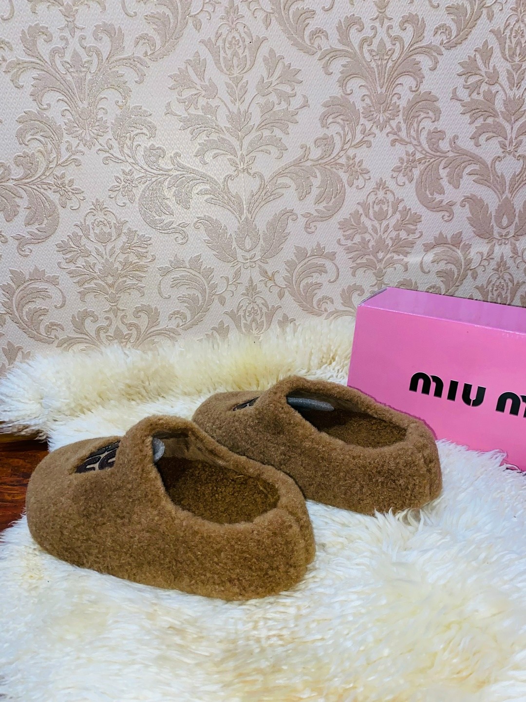 ,тапочки женские,тапочки miu miu,тапочки домашние женские,шлепанцы из меха miu miu белые
