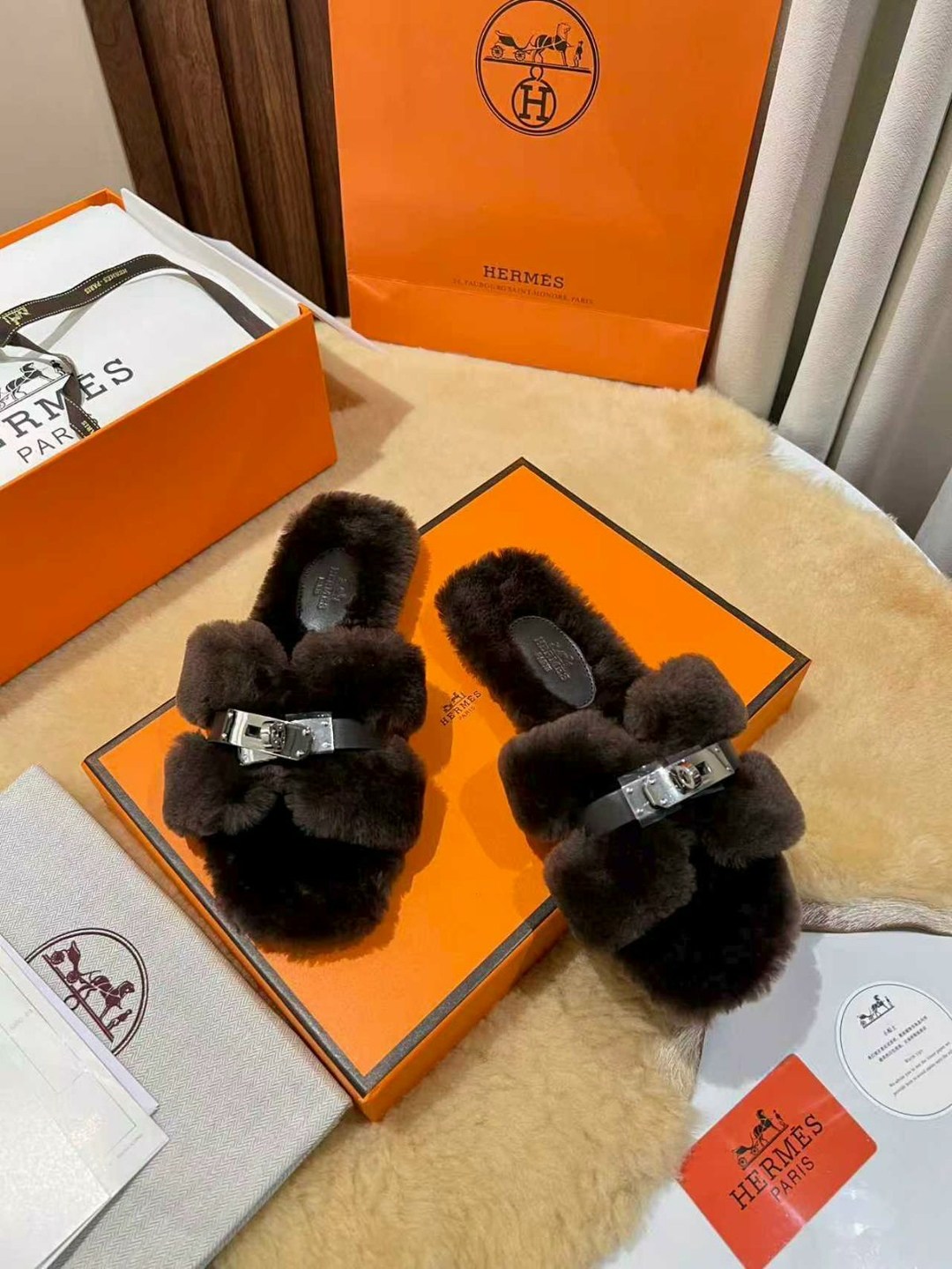 hermes меховые тапки,тапочки хермес меховые,мюли с мехом женские hermes premium из натуральной кожи и меха,шлепанцы hermes,тапочки hermes женские