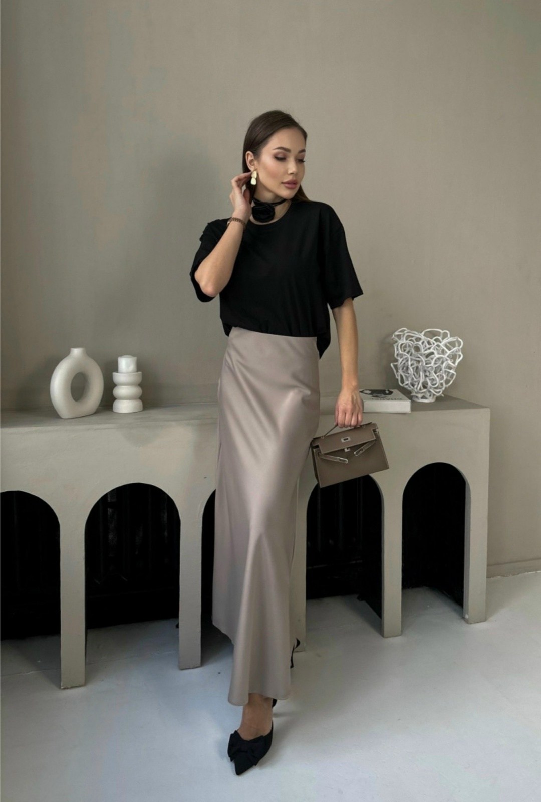 образ с атласной юбкой,атласная юбка,юбка мода,атласная юбка миди,шелковая юбка миди