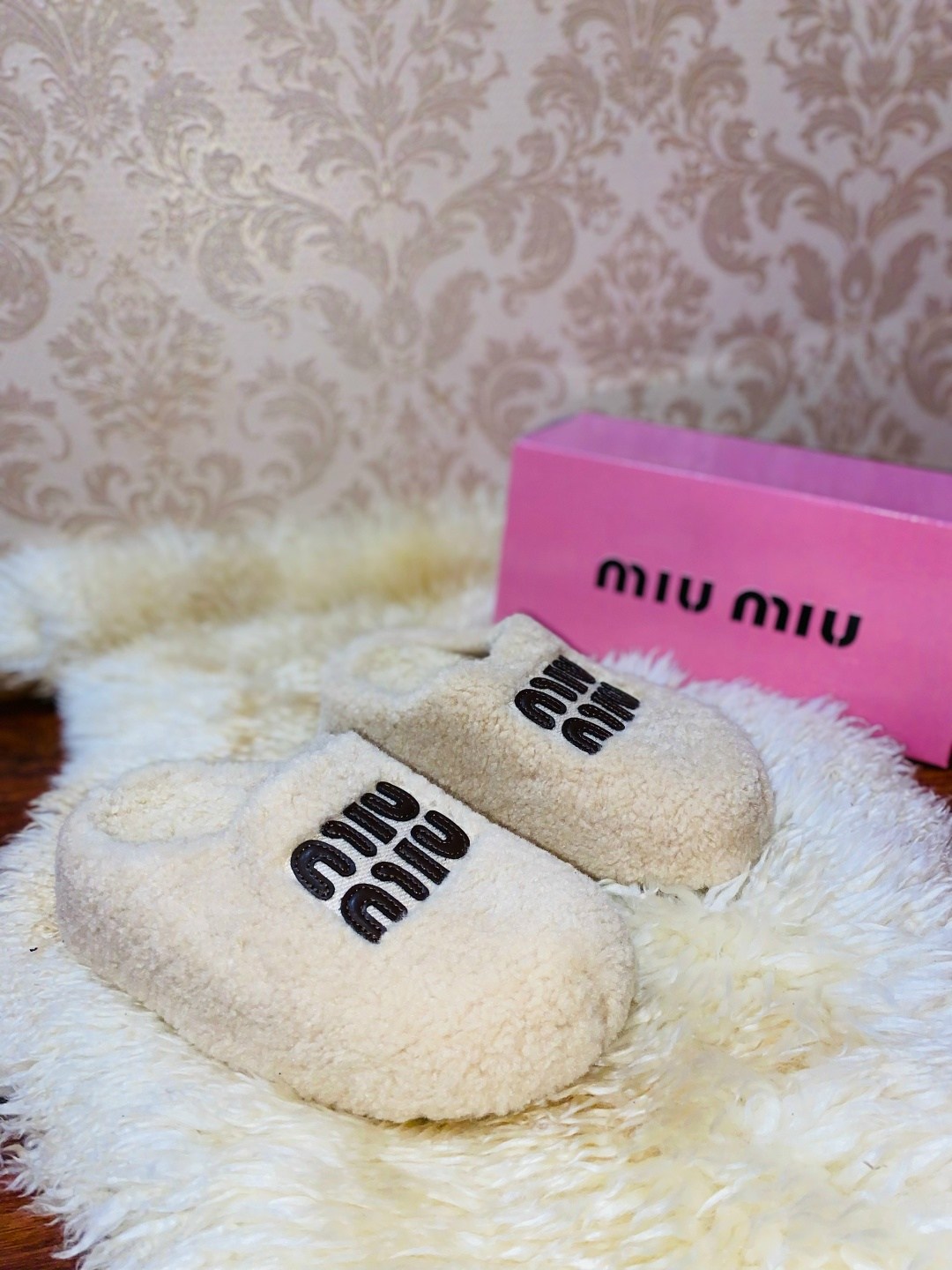 ,тапочки женские,тапочки miu miu,тапочки домашние женские,шлепанцы из меха miu miu белые