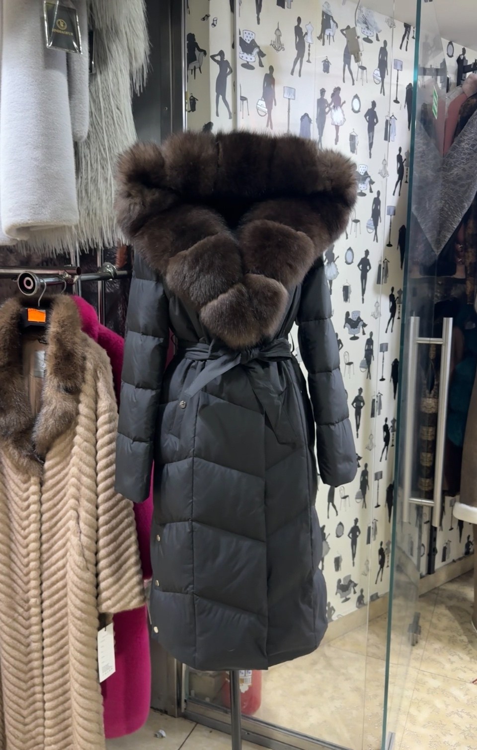 пуховик с натуральным мехом песца с капюшоном длина 120,куртка пуховик мех финиский песец с капюшоном,пуховик с натуральным мехом,куртка пуховик мех песец с капюшоном,зимняя куртка пуховик с натуральн