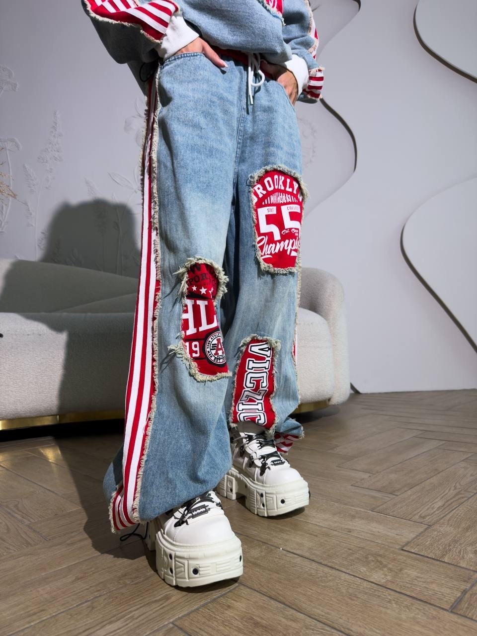 джинсы с лампасами,женский костюм,джинсы комбинированные,костюм дизайнерский,спортивный костюм