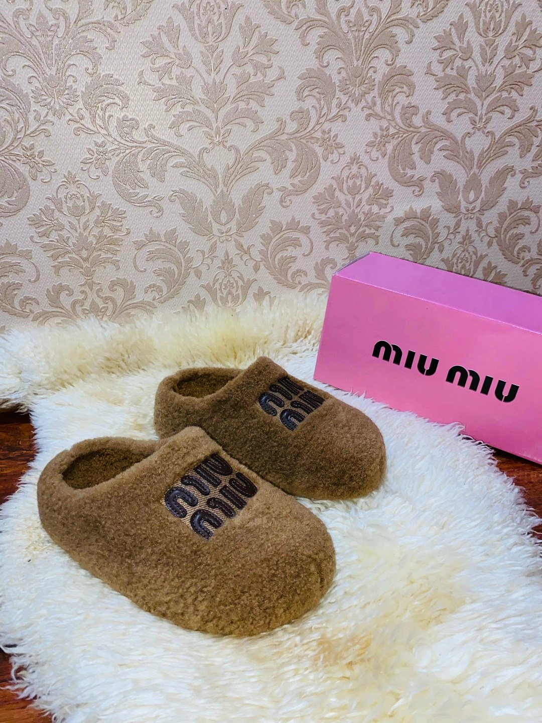 ,тапочки женские,тапочки miu miu,тапочки домашние женские,шлепанцы из меха miu miu белые