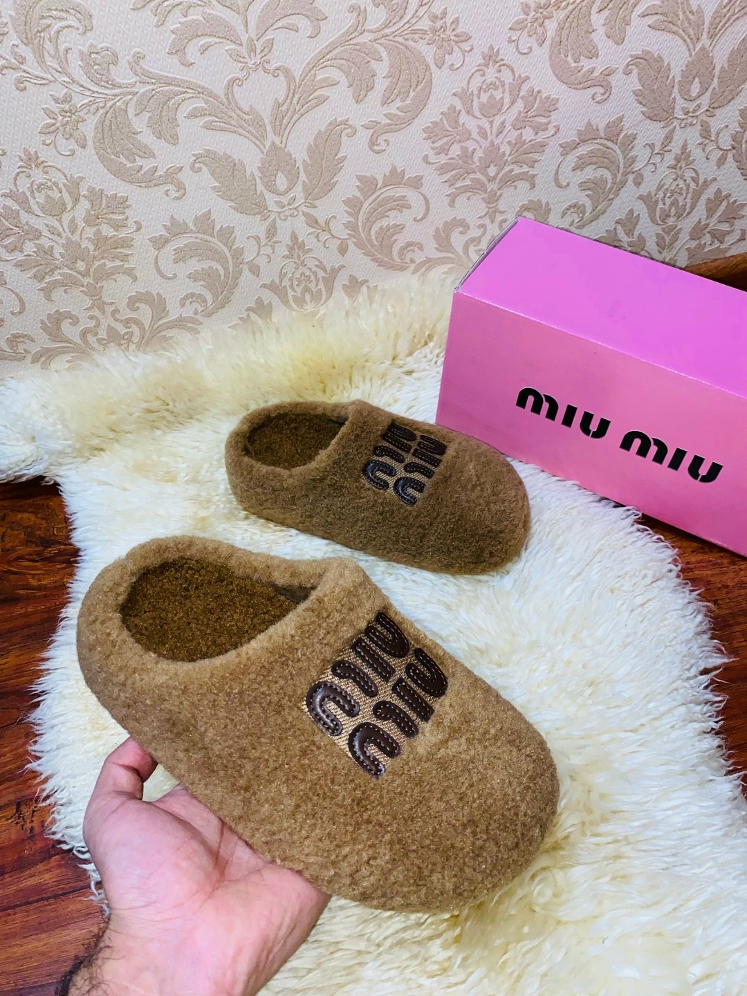 ,тапочки женские,тапочки miu miu,тапочки домашние женские,шлепанцы из меха miu miu белые