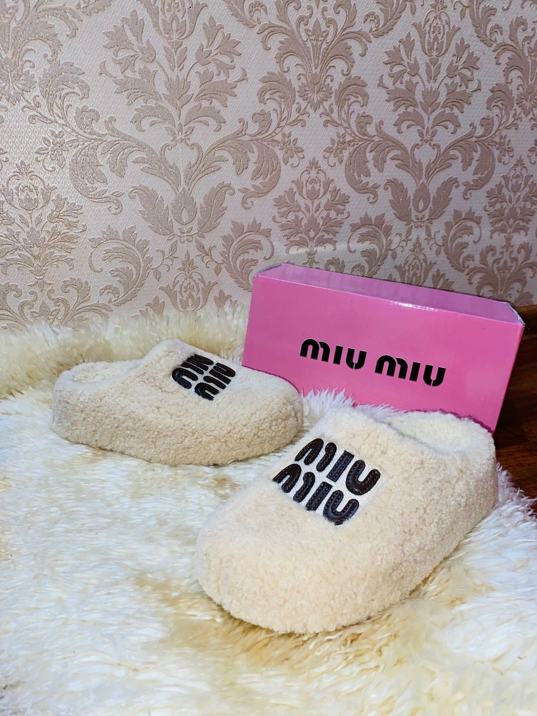 ,тапочки женские,тапочки miu miu,тапочки домашние женские,шлепанцы из меха miu miu белые