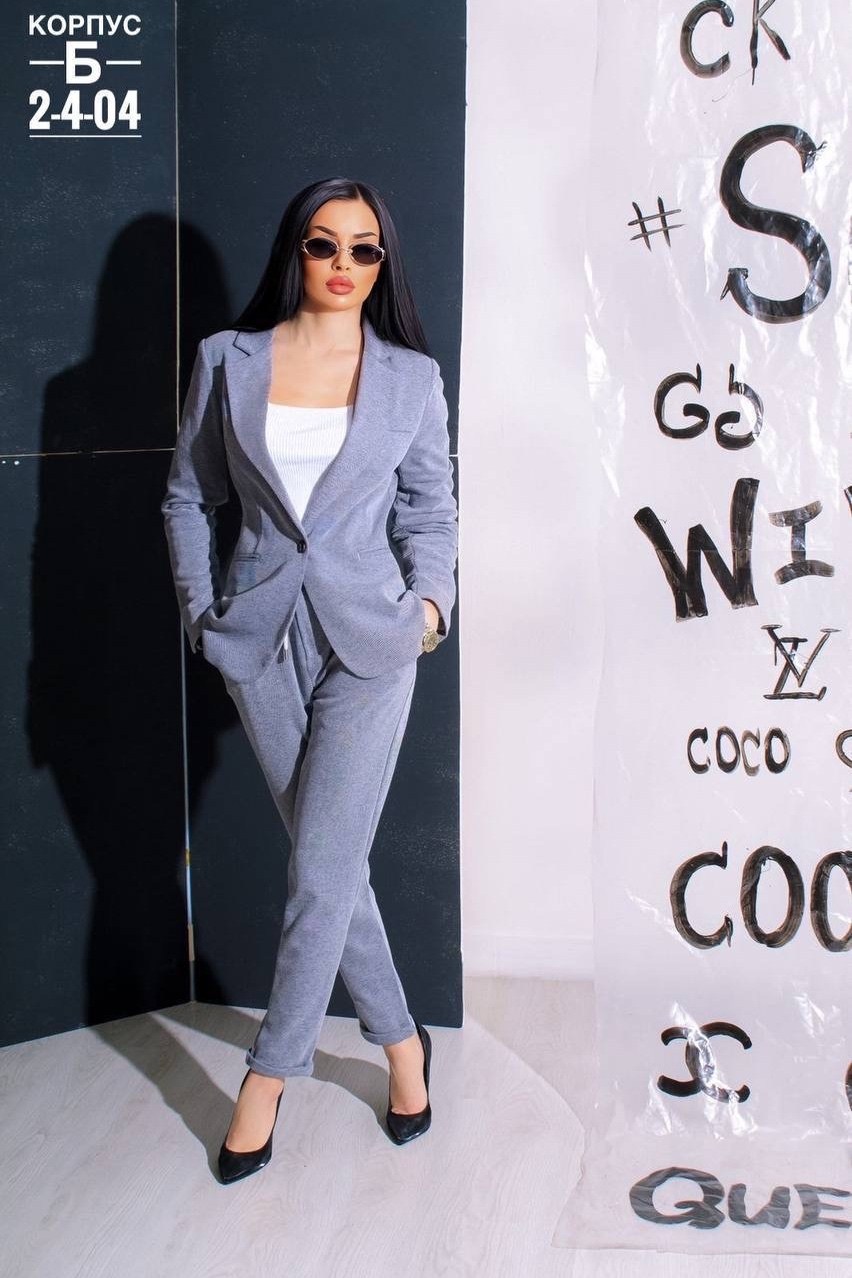 серый брючный костюм,брючный костюм женский,серый костюм женский брючный,женский деловой брючный костюм,брючной костюм