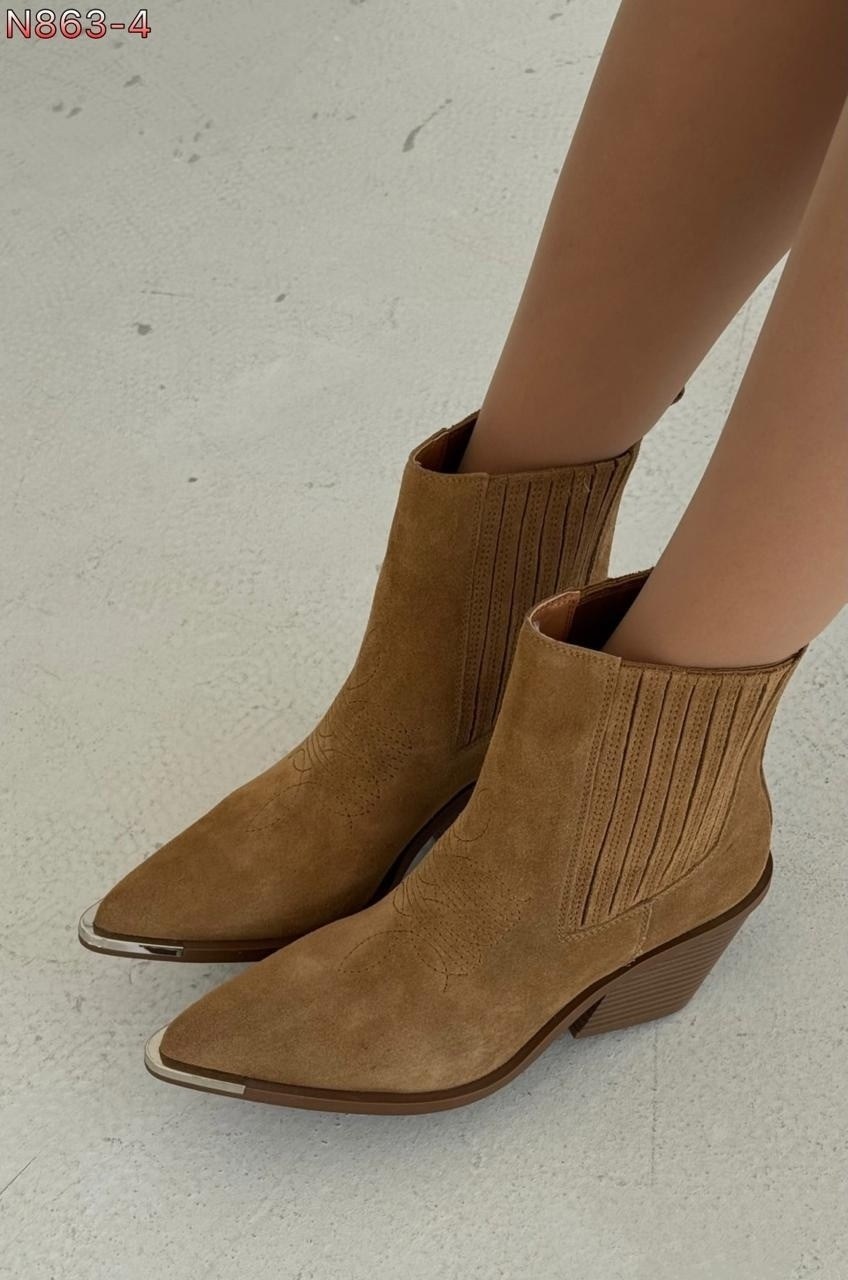 ,замшевые ботинки казаки uterque,замшевые казаки,ковбойские ботильоны женские,замшевые ботинки