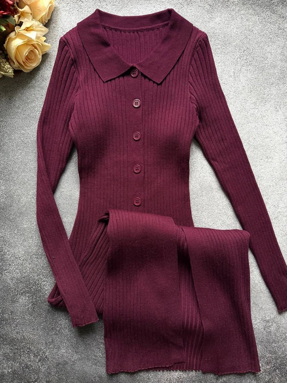 трикотажное платье,платье миди трикотажное,трикотажное платье макси,платье женское бордовое,приталенное трикотажное платье макси в рубчик