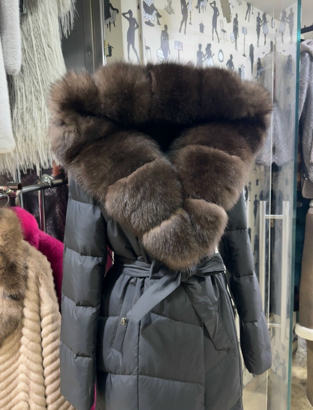 пуховик с натуральным мехом песца с капюшоном длина 120,куртка пуховик мех финиский песец с капюшоном,пуховик с натуральным мехом,куртка пуховик мех песец с капюшоном,зимняя куртка пуховик с натуральн