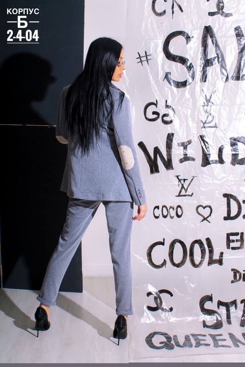 серый брючный костюм,брючный костюм женский,серый костюм женский брючный,женский деловой брючный костюм,брючной костюм