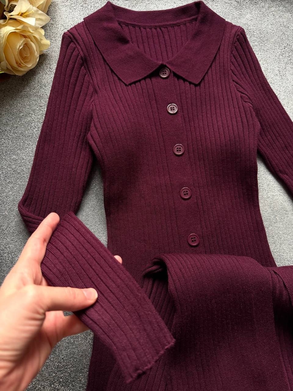 трикотажное платье,платье миди трикотажное,трикотажное платье макси,платье женское бордовое,приталенное трикотажное платье макси в рубчик