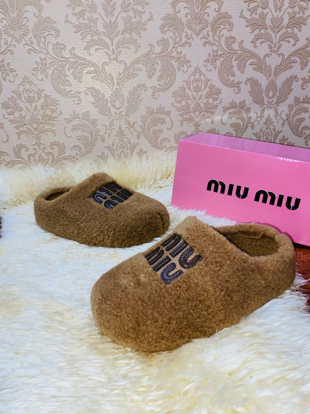 ,тапочки женские,тапочки miu miu,тапочки домашние женские,шлепанцы из меха miu miu белые