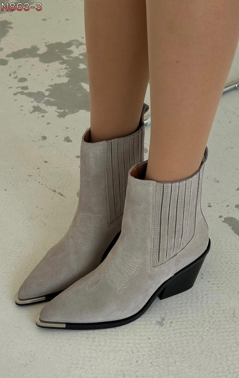 ,замшевые ботинки казаки uterque,замшевые казаки,ковбойские ботильоны женские,замшевые ботинки