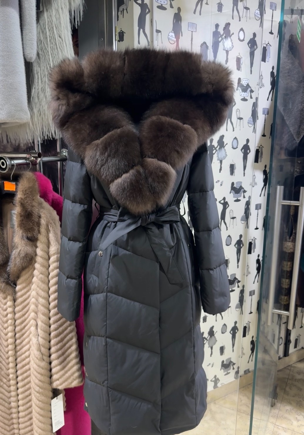 пуховик с натуральным мехом песца с капюшоном длина 120,куртка пуховик мех финиский песец с капюшоном,пуховик с натуральным мехом,куртка пуховик мех песец с капюшоном,зимняя куртка пуховик с натуральн