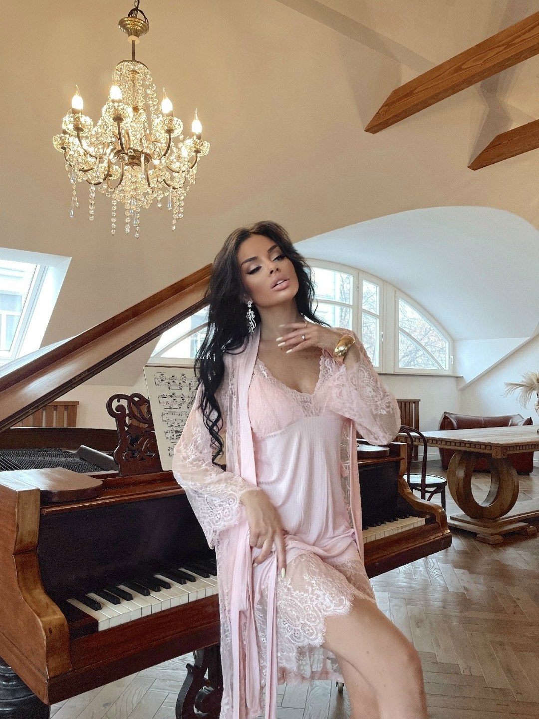 девушка,брюнетка,пеньюар,платье,халат домашний шелковый кимоно emili brand