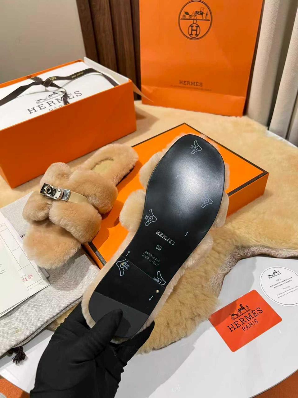 hermes меховые тапки,тапочки хермес меховые,мюли с мехом женские hermes premium из натуральной кожи и меха,шлепанцы hermes,тапочки hermes женские