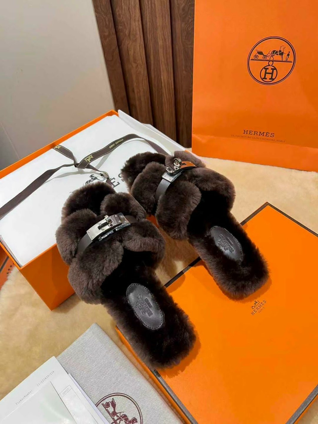 hermes меховые тапки,тапочки хермес меховые,мюли с мехом женские hermes premium из натуральной кожи и меха,шлепанцы hermes,тапочки hermes женские