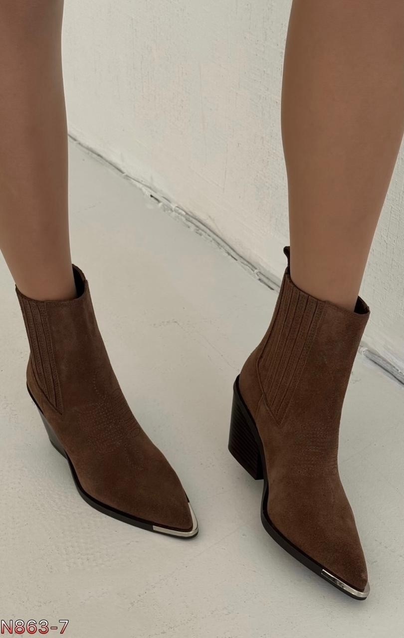 ,замшевые ботинки казаки uterque,замшевые казаки,ковбойские ботильоны женские,замшевые ботинки