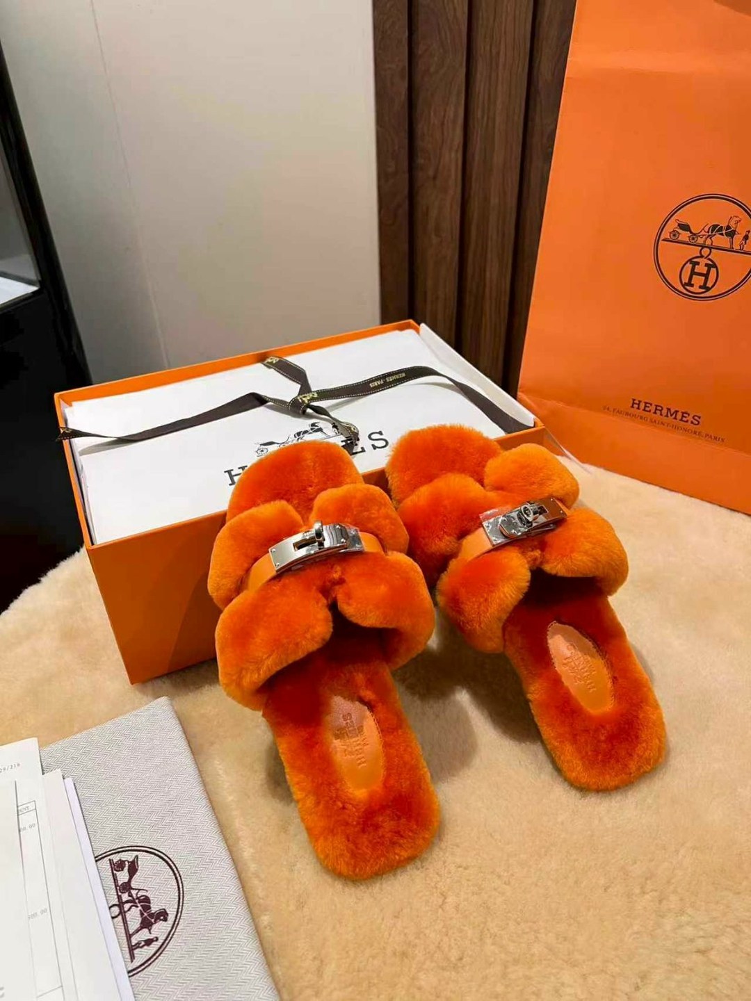 hermes меховые тапки,тапочки хермес меховые,мюли с мехом женские hermes premium из натуральной кожи и меха,шлепанцы hermes,тапочки hermes женские