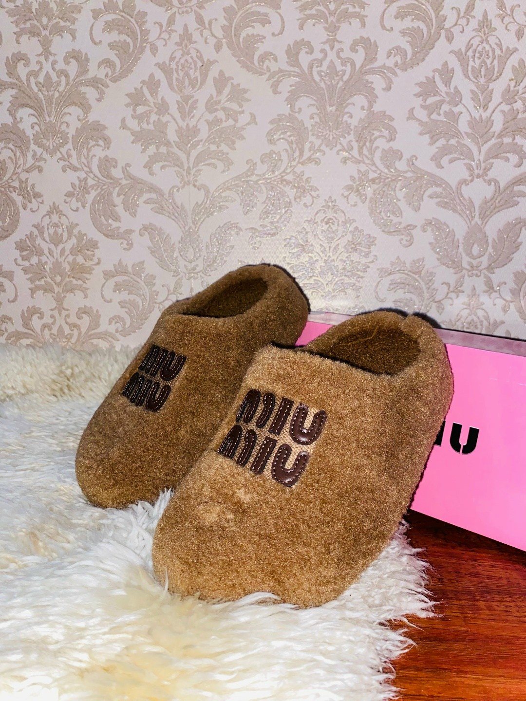 ,тапочки женские,тапочки miu miu,тапочки домашние женские,шлепанцы из меха miu miu белые