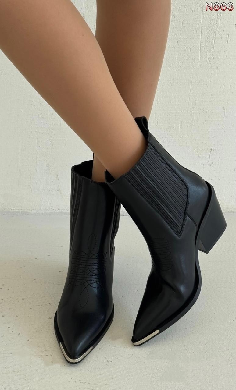 ,замшевые ботинки казаки uterque,замшевые казаки,ковбойские ботильоны женские,замшевые ботинки