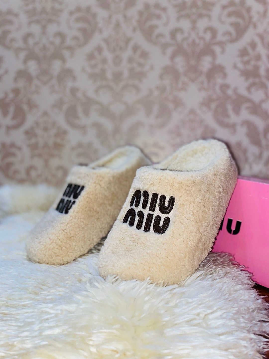 ,тапочки женские,тапочки miu miu,тапочки домашние женские,шлепанцы из меха miu miu белые