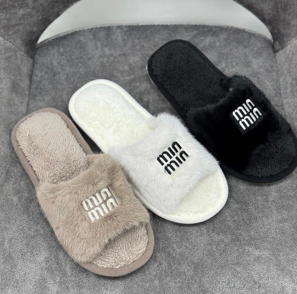шлепанцы из меха miu miu белые,женские меховые шлепанцы miu miu белые,шлепанцы miu miu с мехом,тапочки miu miu,тапочки домашние женские