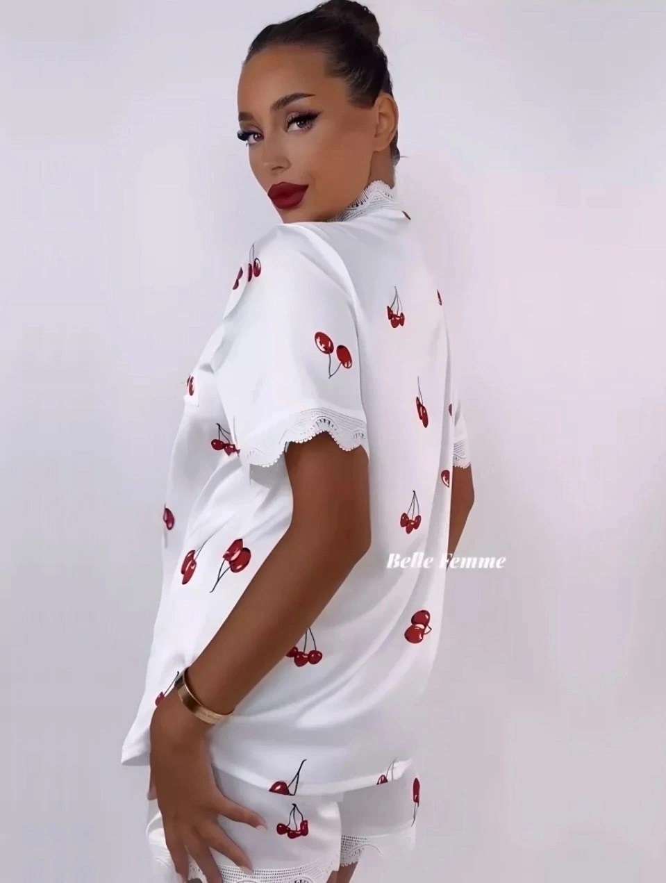 шелковая пижама женская,пижама домашняя со штанами belle_femme,пижамы женски,пижама рубашка шорты,белая пижама с вишнями