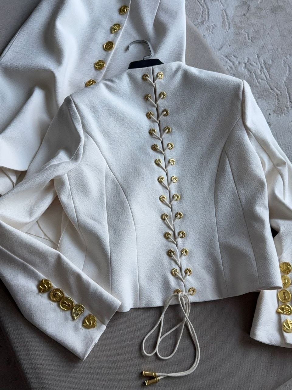 женский костюм,костюмы классические,костюмы в стиле шанель,костюм женский деловой,белый твидовый женский костюм с юбкой в стиле шанель от бренда urs