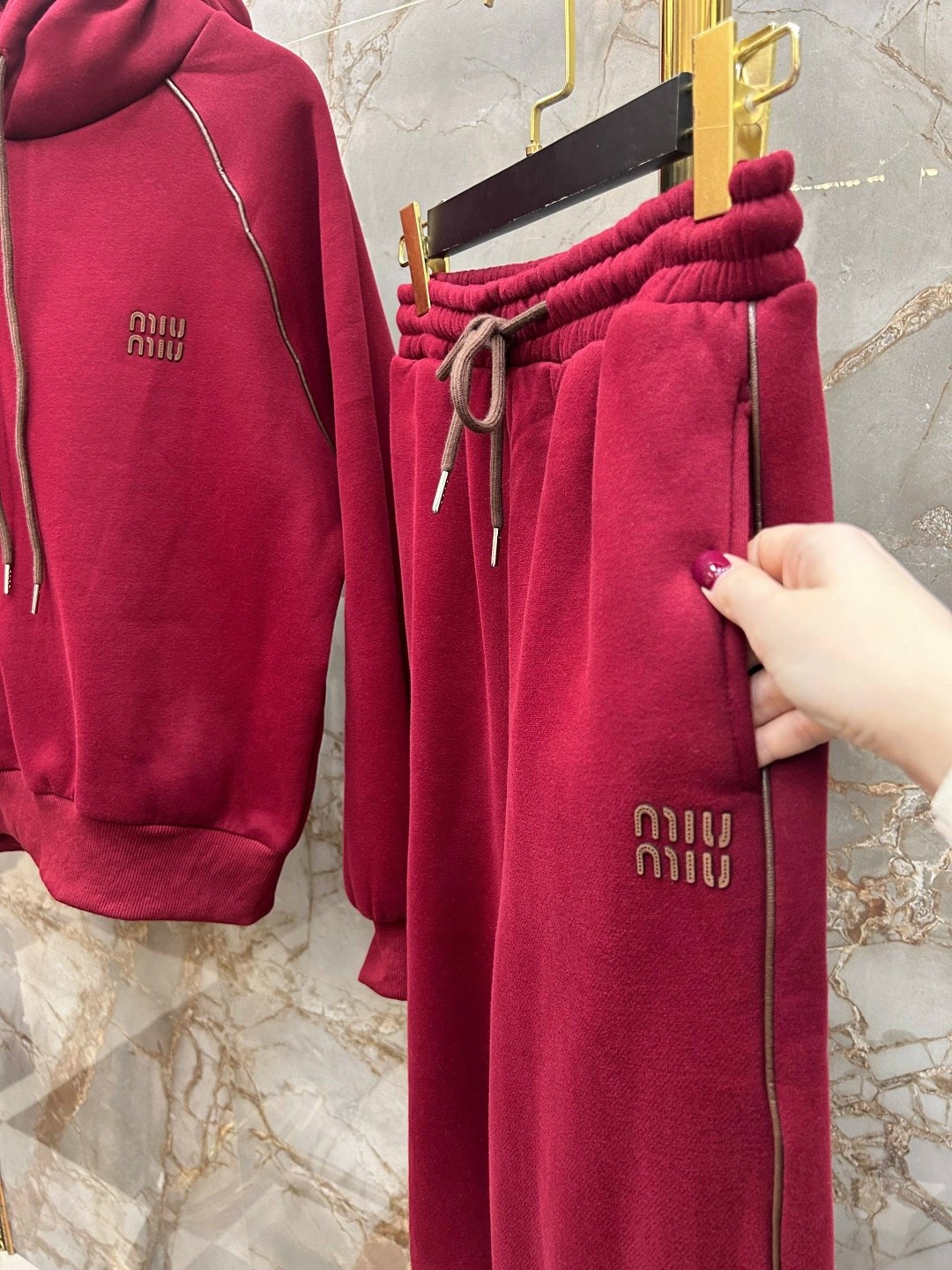 женский бордовый костюм тройка miu miu,костюм тройка женский,бордовый костюм женский,костюм женский на флисе,женский костюм