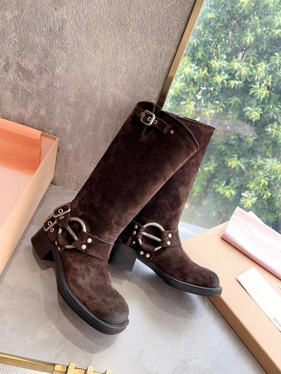 женские сапоги,сапоги miu miu,кожаные сапоги miu miu,женские замшевые сапоги miu miu 2025 коричневые с пряжкой,замшевые сапоги