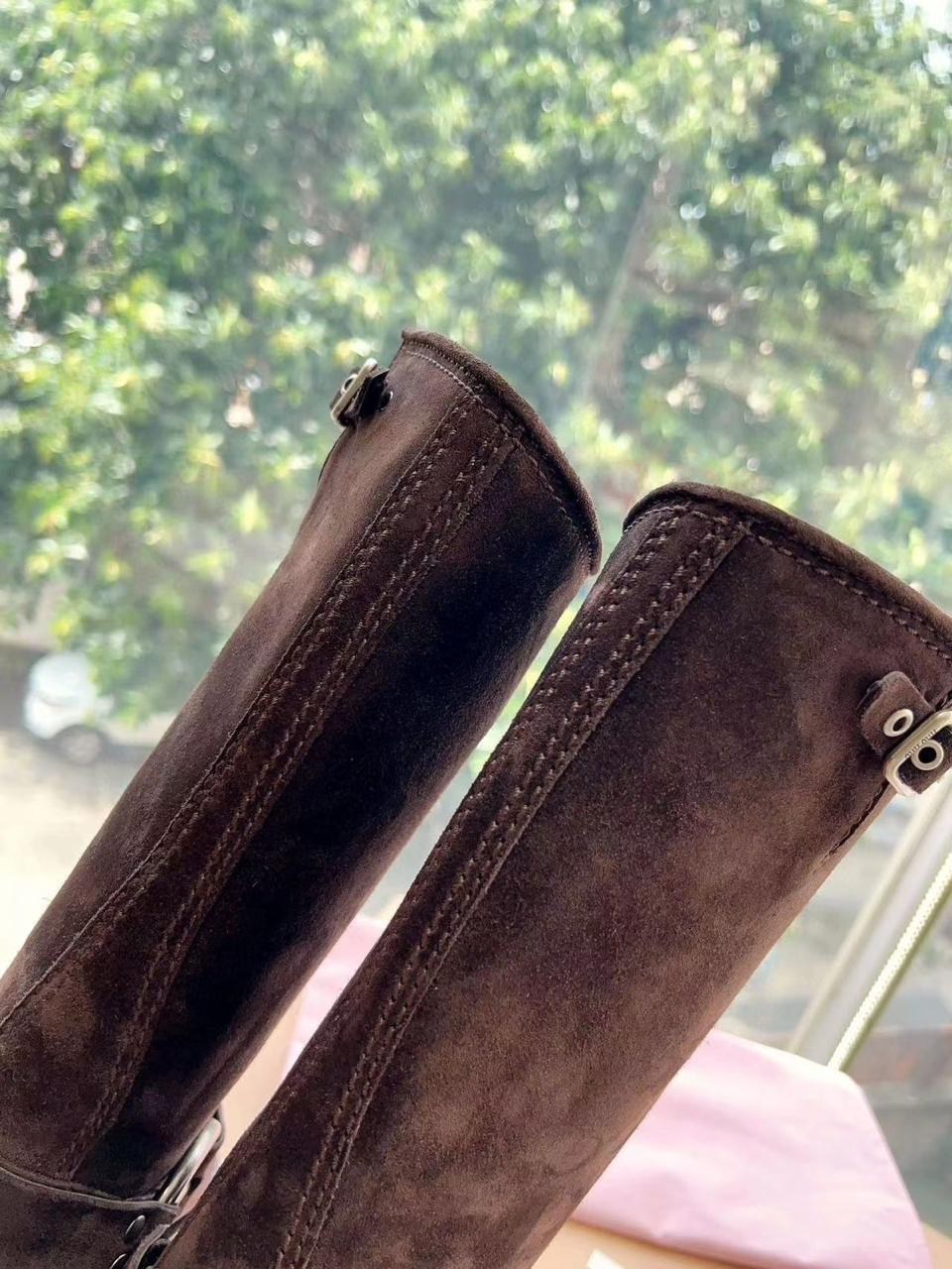 женские сапоги,сапоги miu miu,кожаные сапоги miu miu,женские замшевые сапоги miu miu 2025 коричневые с пряжкой,замшевые сапоги