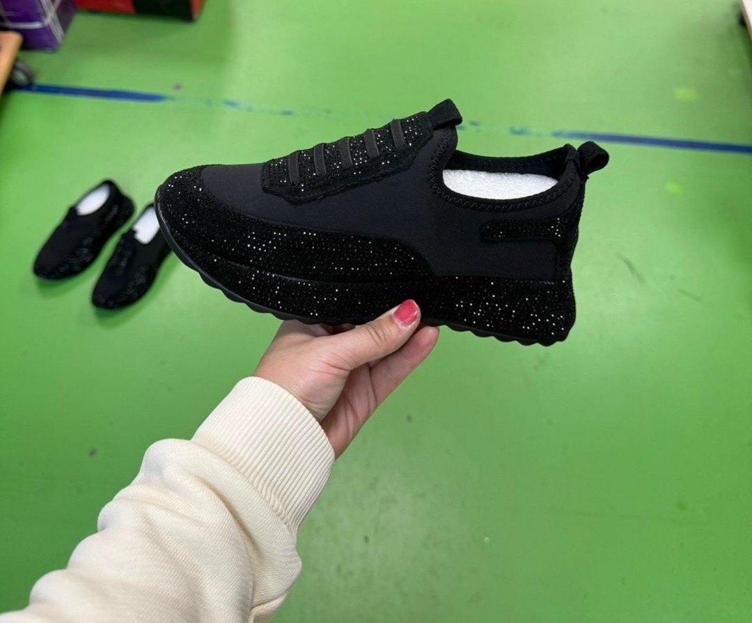 женские кроссовки,кроссовки со стразами,, женская,черные кроссовки