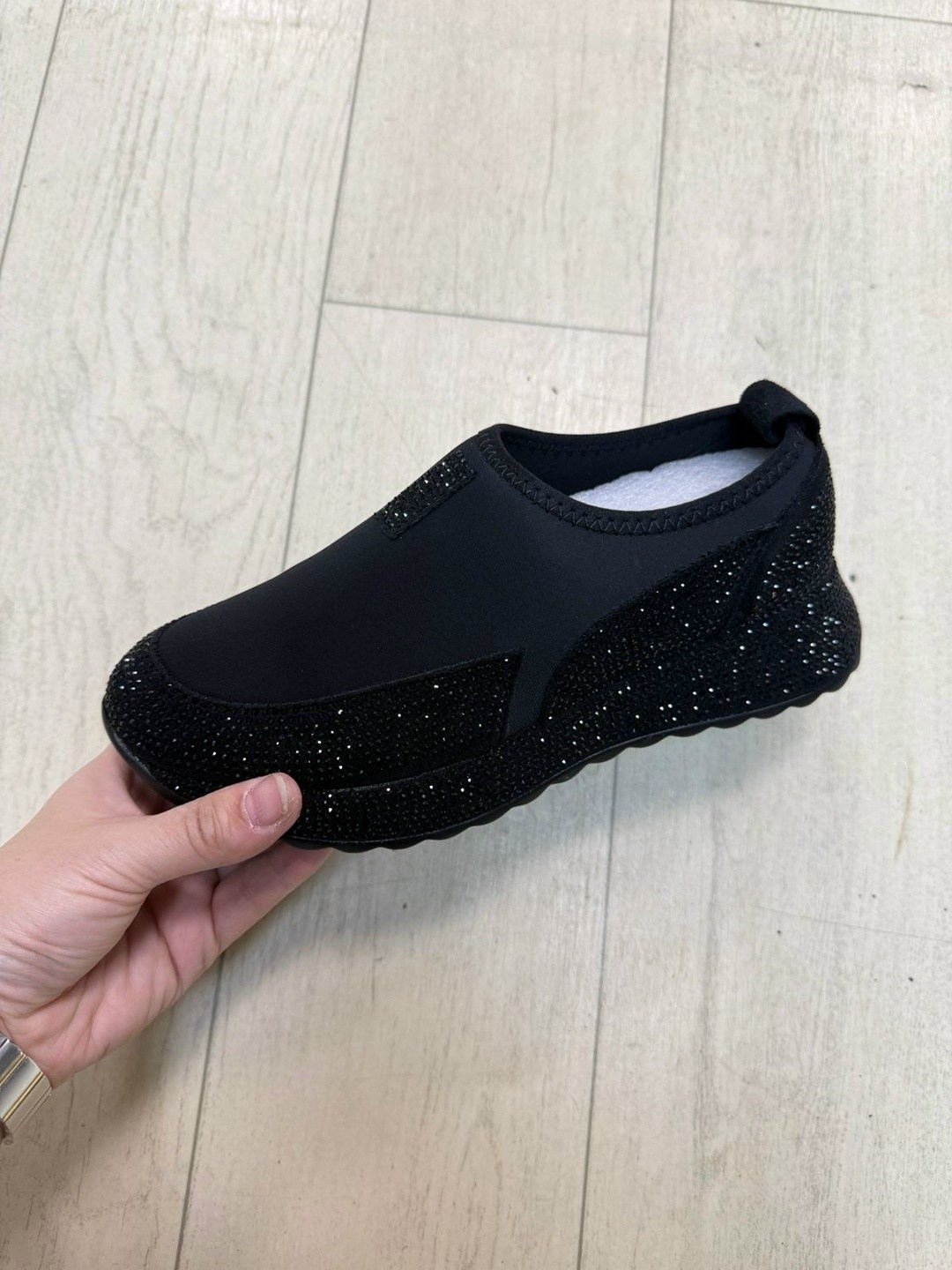 женские кроссовки,кроссовки со стразами,, женская,черные кроссовки