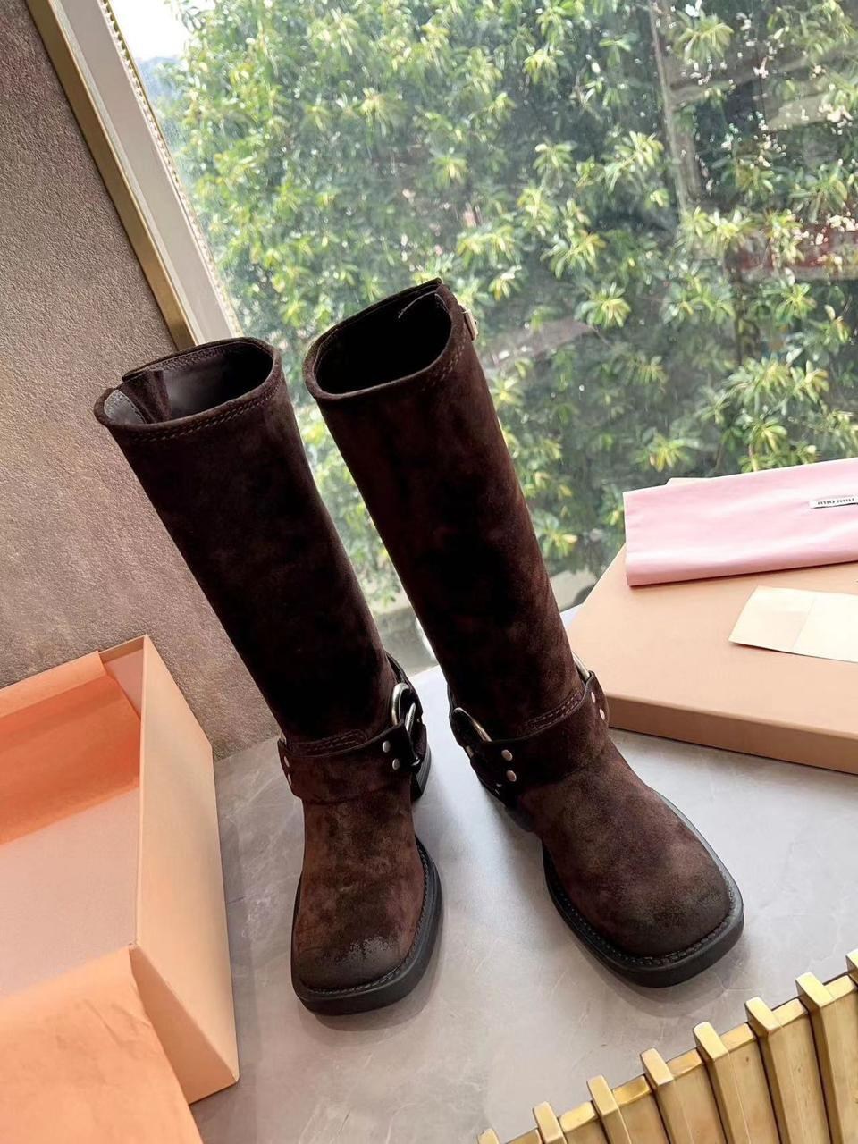 женские сапоги,сапоги miu miu,кожаные сапоги miu miu,женские замшевые сапоги miu miu 2025 коричневые с пряжкой,замшевые сапоги