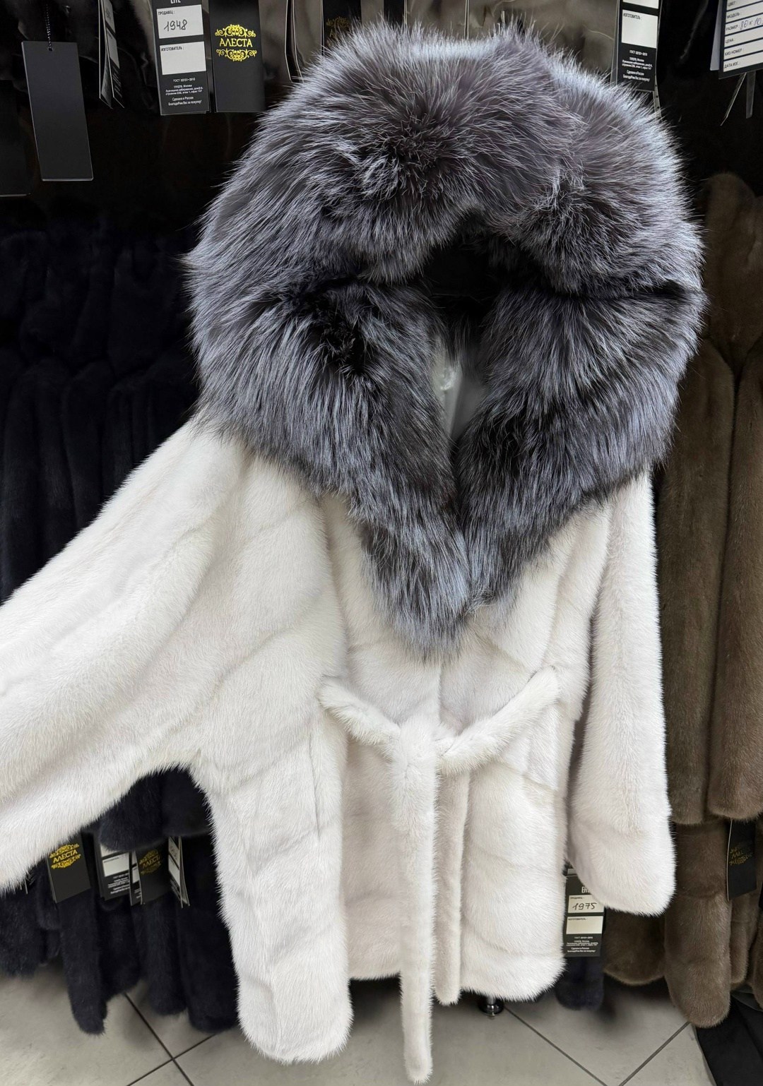 бобрик белая шуба шуба с чернобуркой,шуба норка белая с чернобуркой,шуба с чернобуркой,норковая шуба с капюшоном,норковые шубы